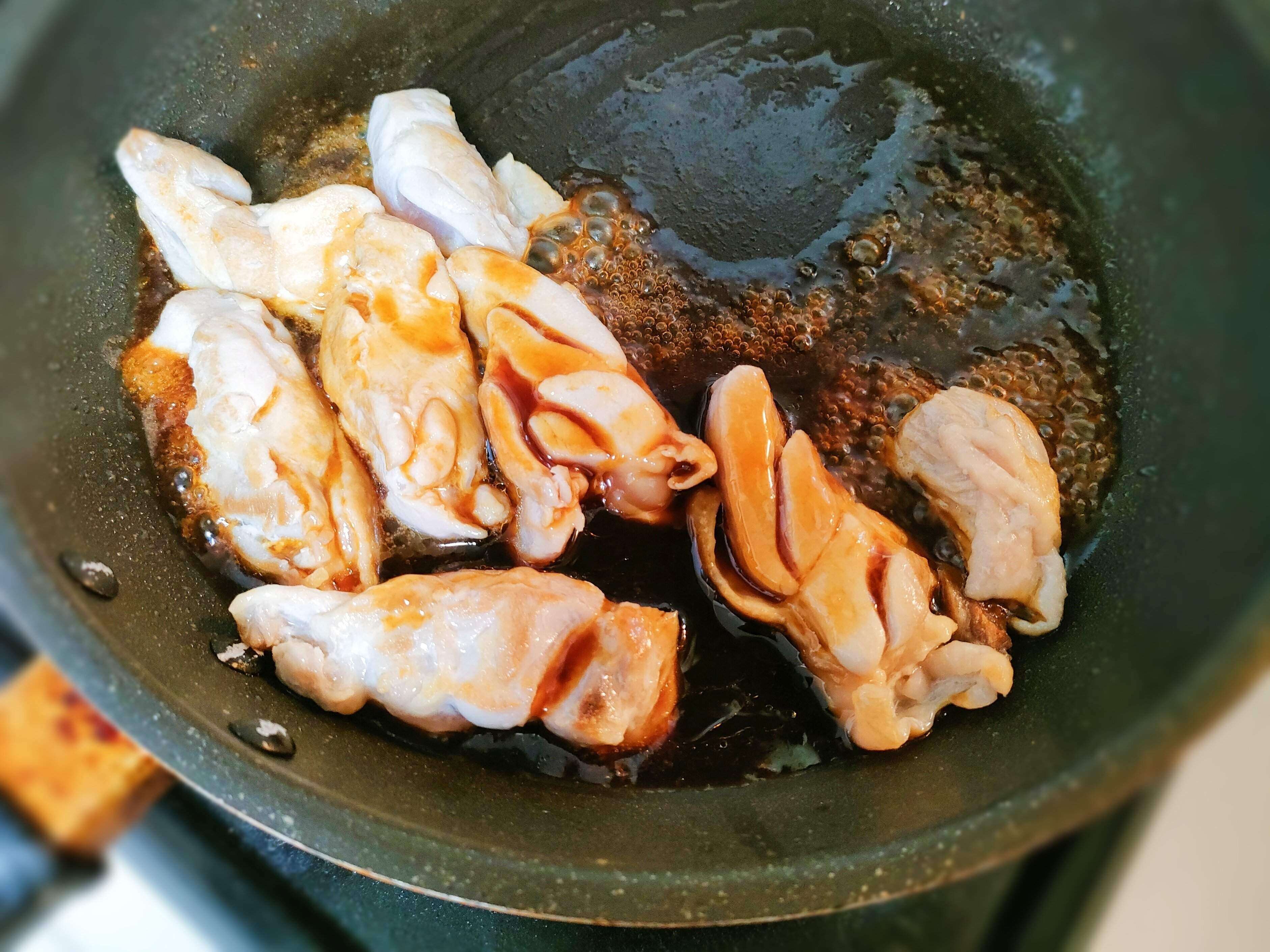 フライパンで鶏肉とタレを炒める