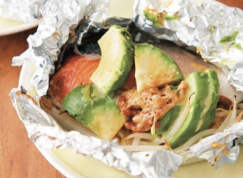 ほったらかしでふっくら♪塩鮭とアボカドのみそチーズホイル焼き
