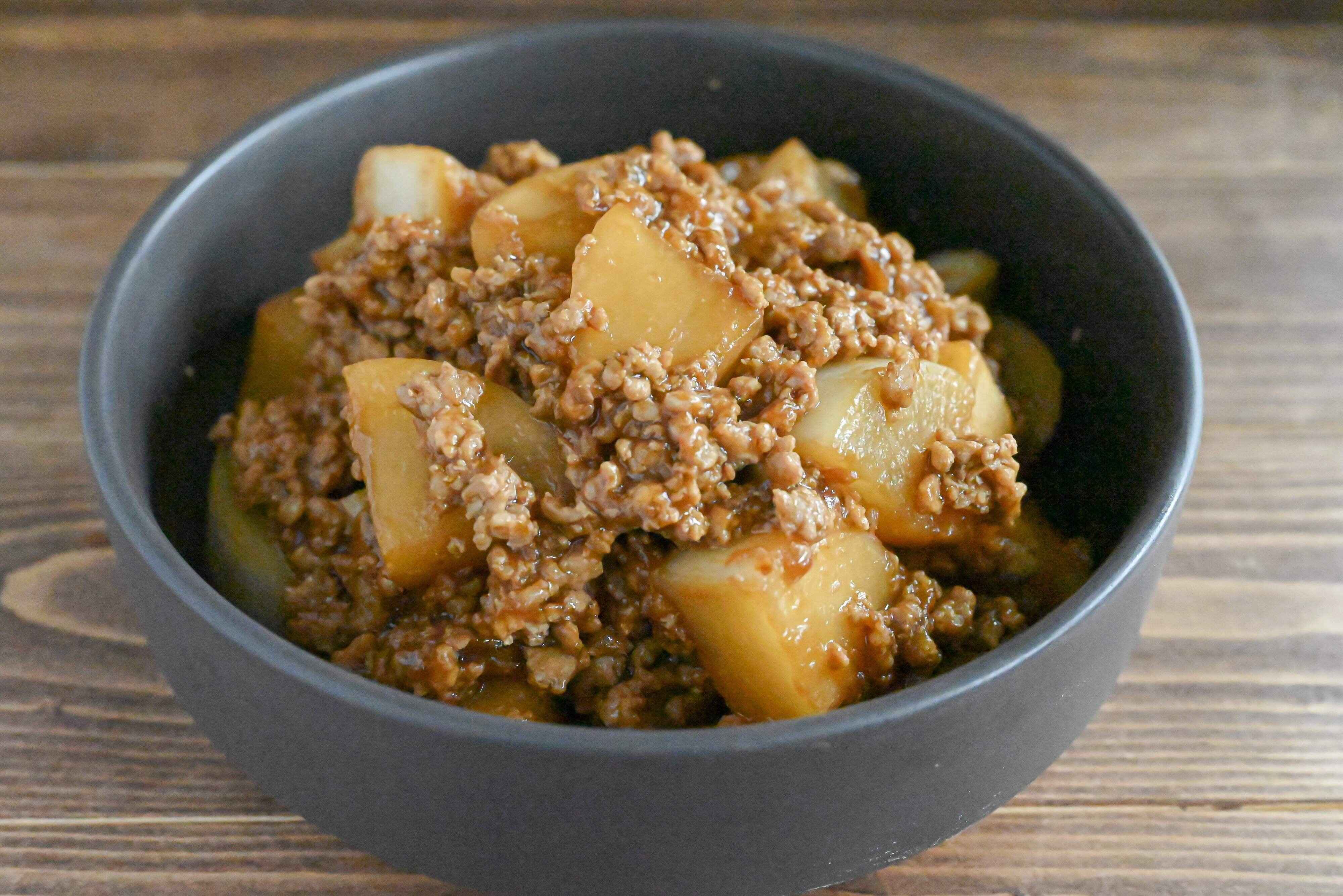 黒い皿に盛られた大根の甘辛炒め