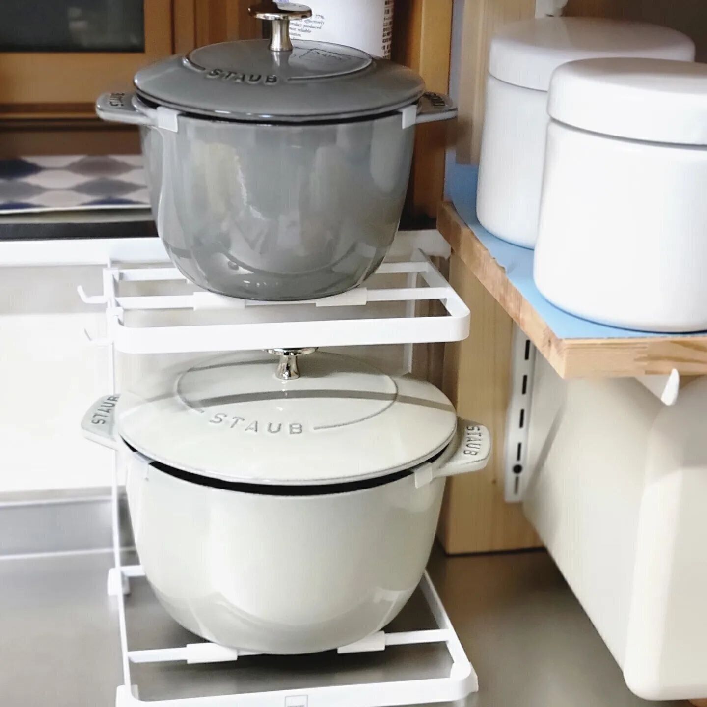 Towerの2段スタンドで鍋を置く収納