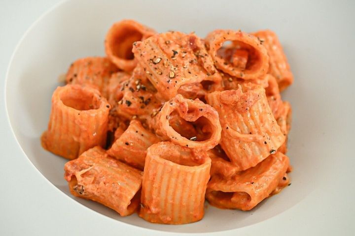 白い皿に盛られたトマトクリームパスタ
