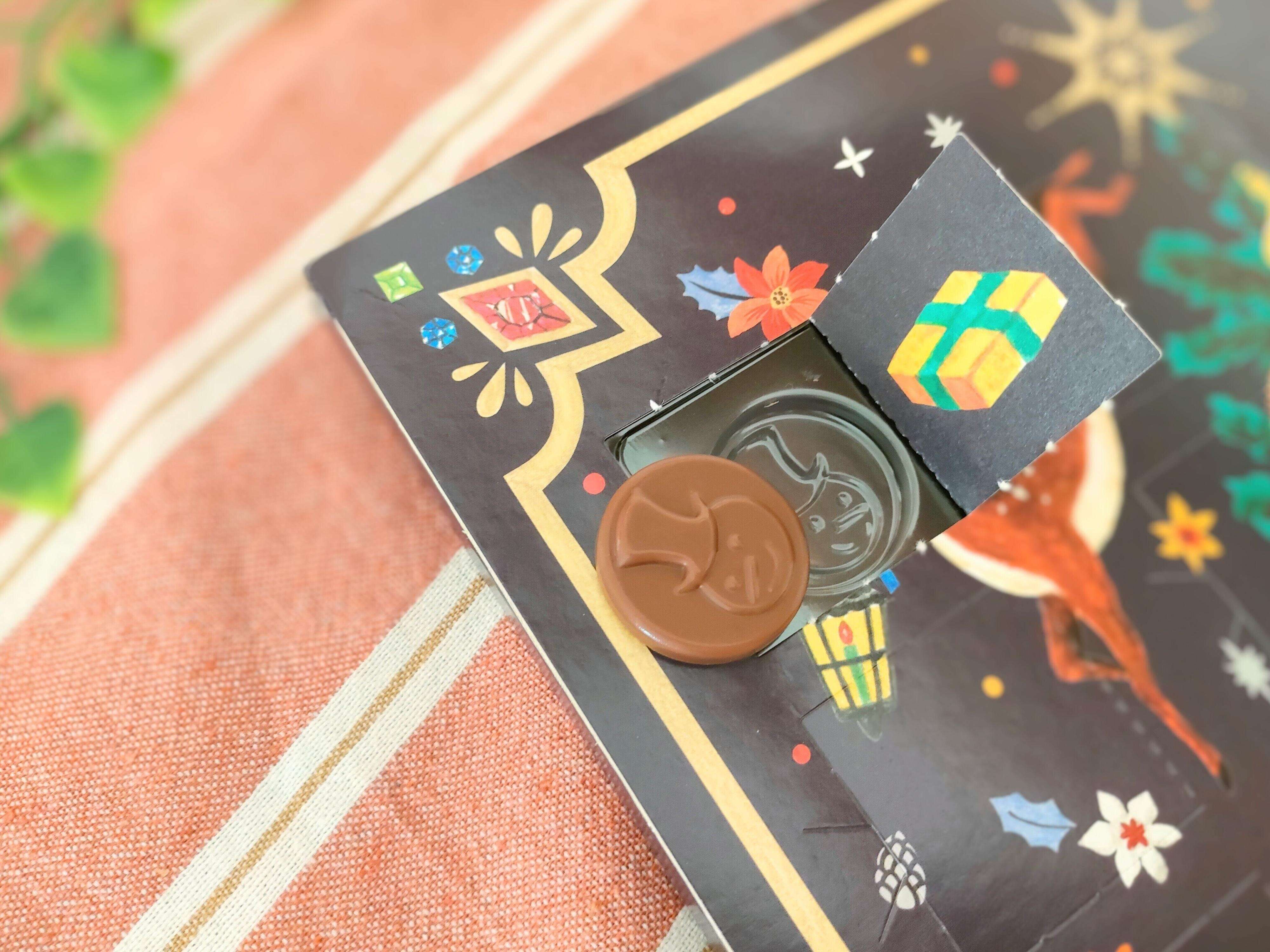 窓を開けると一枚ずつチョコレートを食べられます