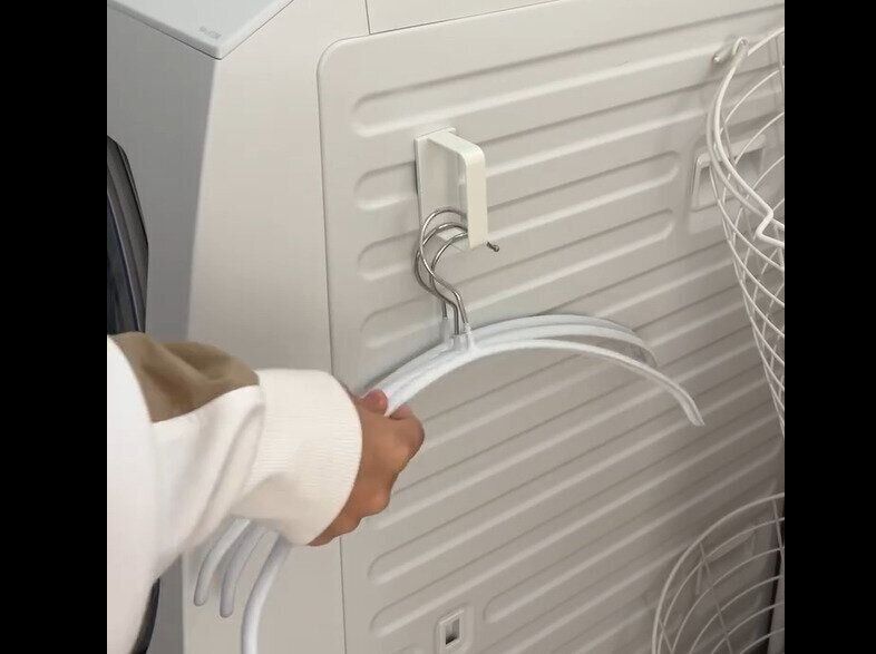 【セリア】カンタンに浮かせる！マグネット付D型フック