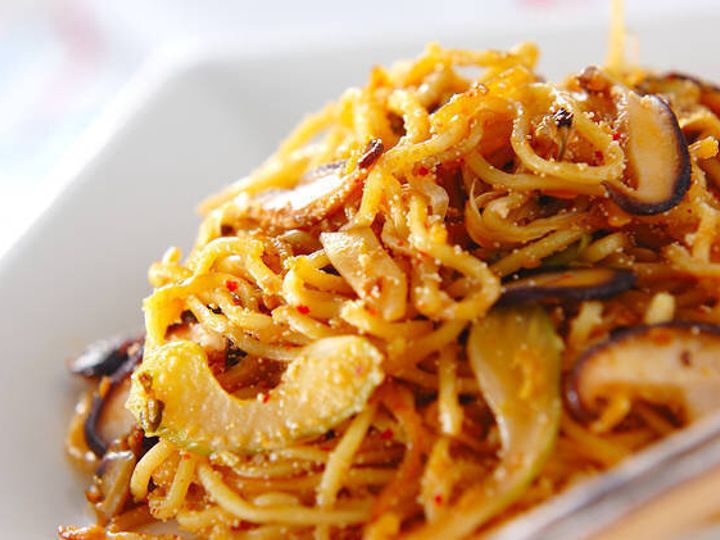 焼きそば のおすすめアレンジ リメイクレシピ選 人気の麺料理をいろいろな味つけ 調理法で一新 サンキュ 焼きそば のおすすめアレンジ リメイクレシピ選 人気の麺料理をいろいろな味つけ 調理法で一新 サンキュ