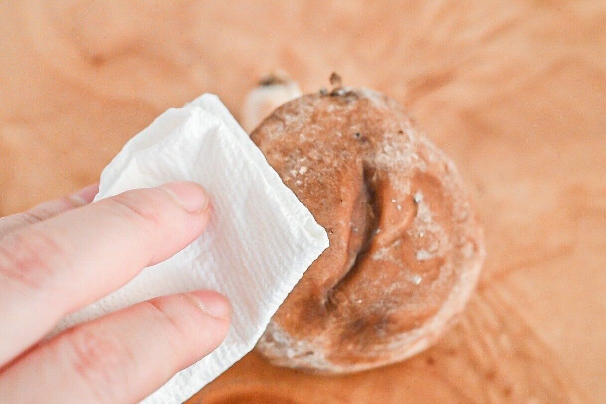 しいたけの汚れをふく