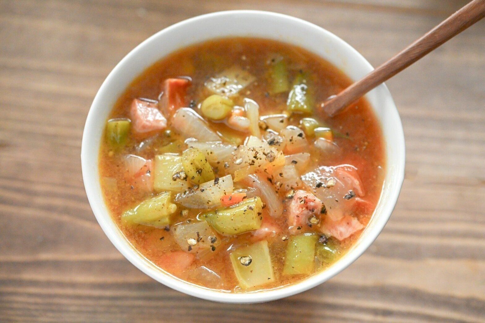 白い器に入ったミネストローネ