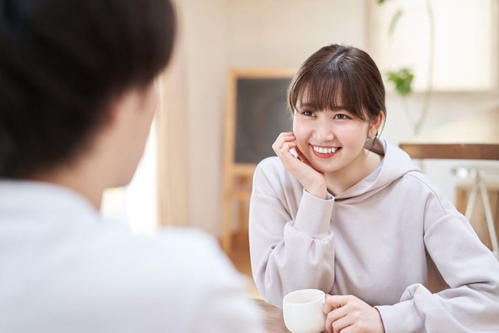 笑顔で話すアジアの男女