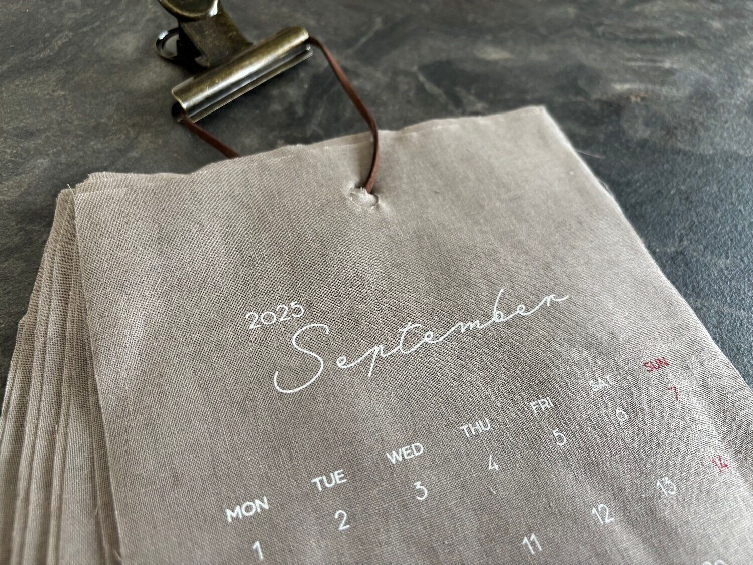 【3COINS】こんなにオシャレなのに550円でいいんですか!?めくるのが楽しくなるファブリックカレンダー