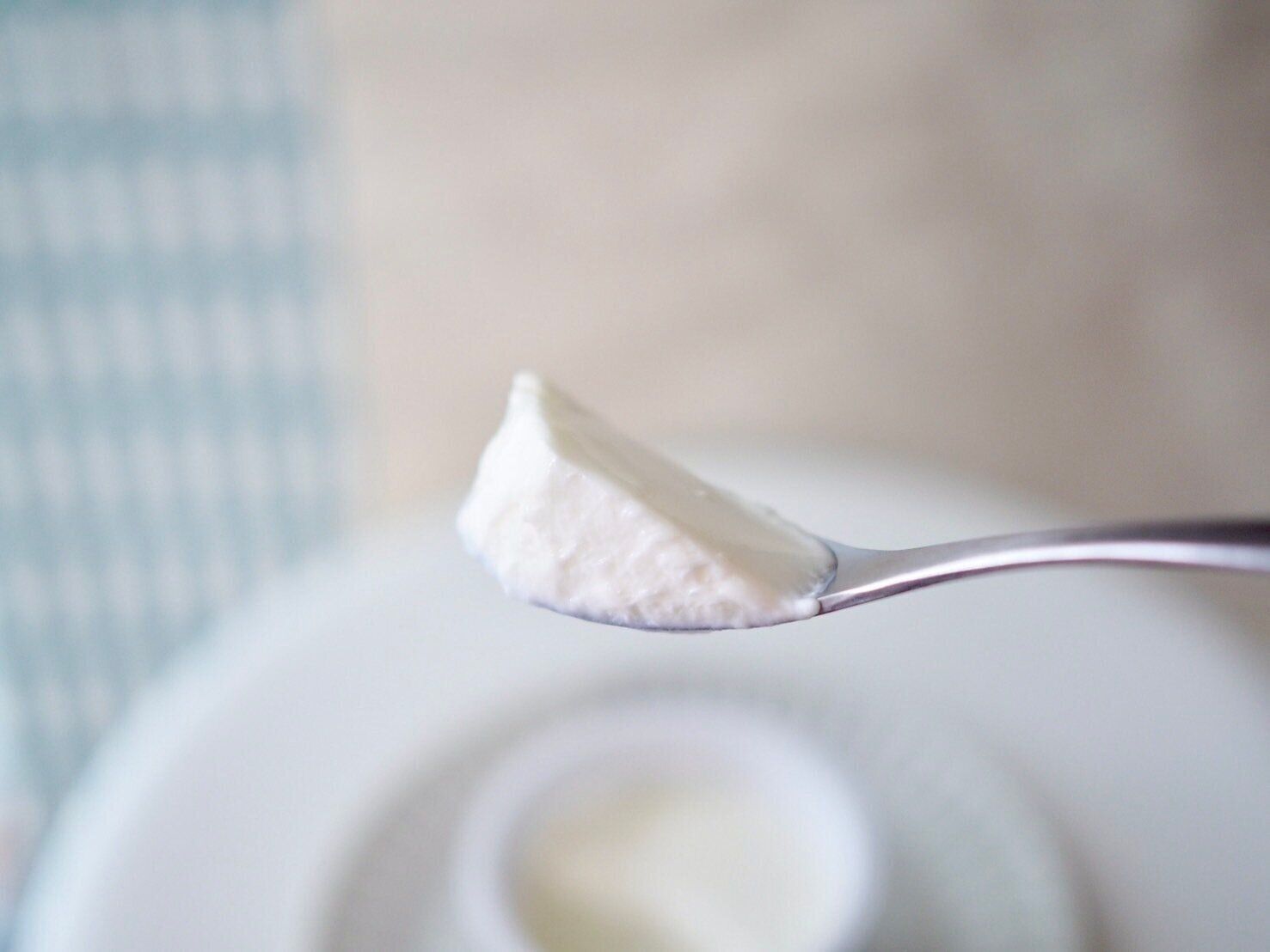 シャトレーゼ「贅沢生クリームヨーグルトCream&Creamy」スプーンのせ写真