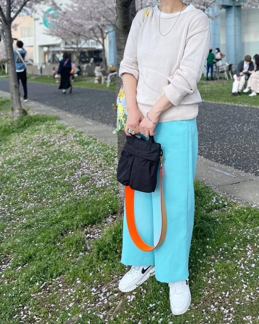 ブルーのパンツ