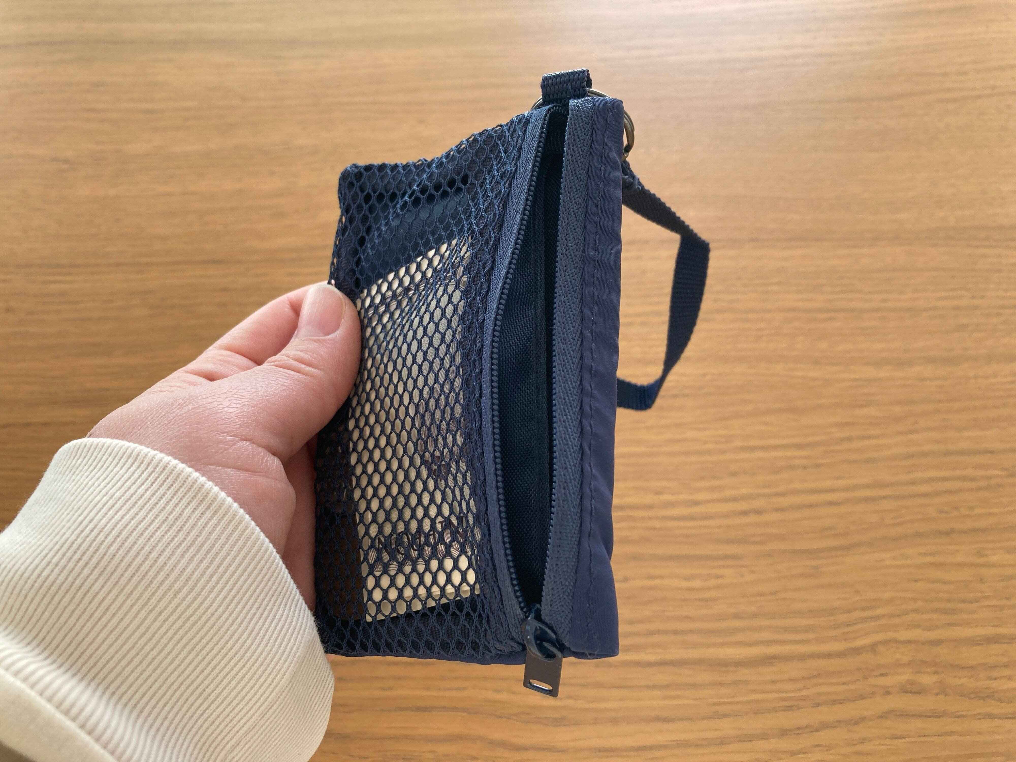 側面のチャックが便利なポリエステルカードケース