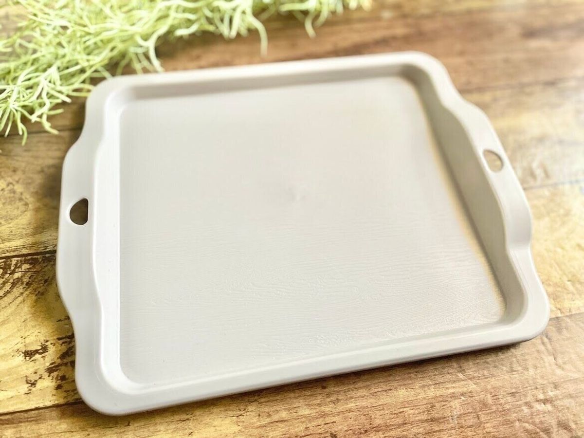 【セリア】普通におしゃれで使いやすい!「熱くならないトレー」が便利