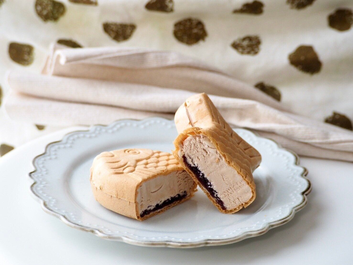 シャトレーゼ「和菓子アイス たい焼き最中 イタリア産焼き栗 しっぽまであん」断面写真