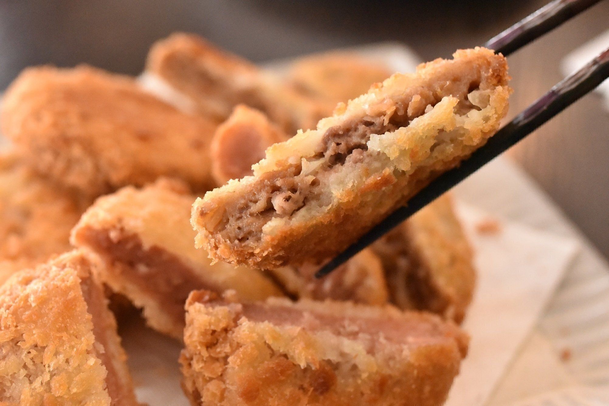 中は柔らかく、衣がザクザクなのが、食べなれたメンチカツとは違う食感！