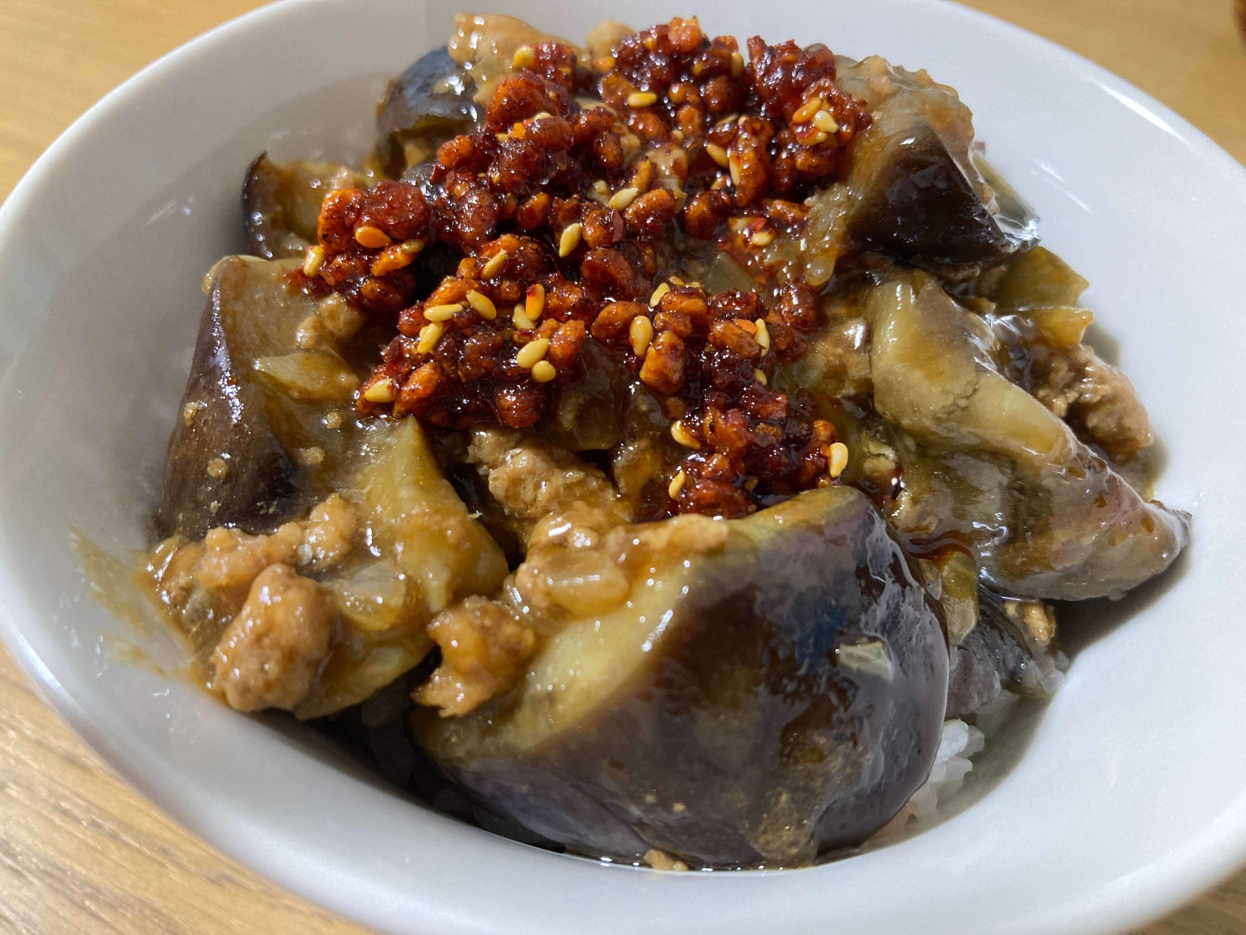 食べられるラー油をかけた麻婆茄子