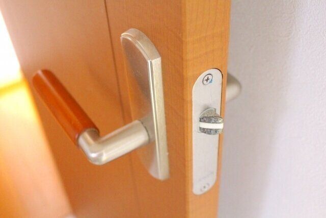 ドアノブに触れると静電気が起こることも