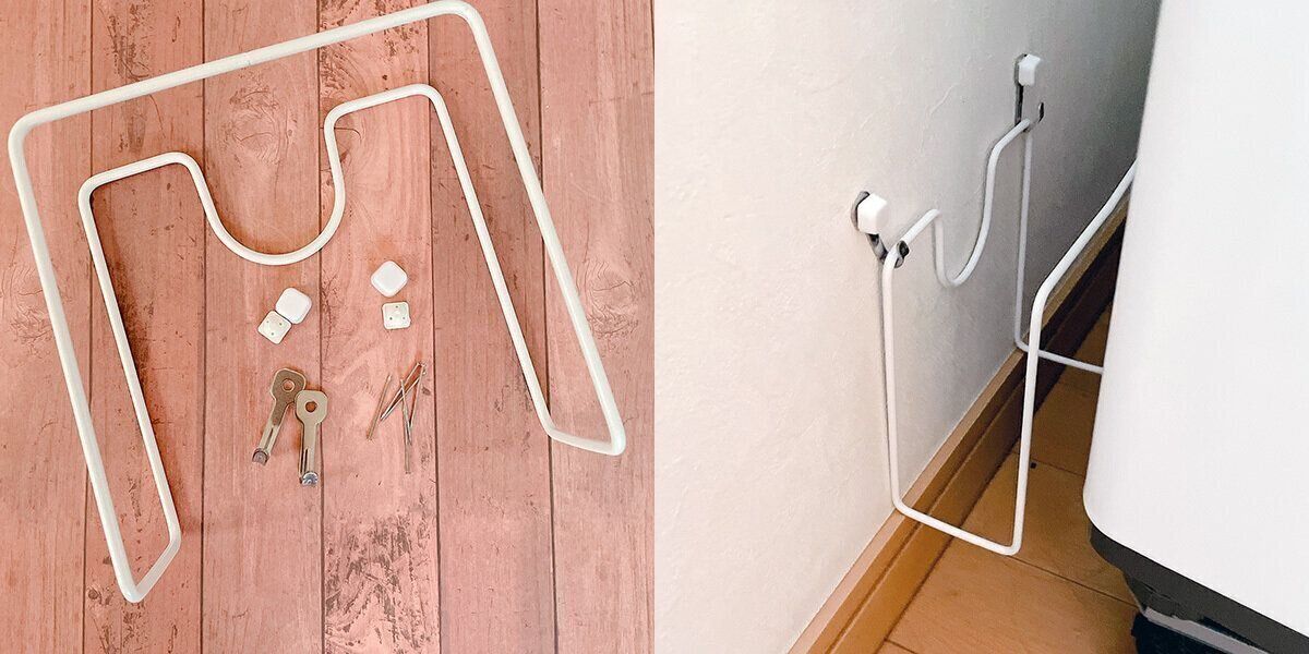 隙間の壁にフックで取り付け