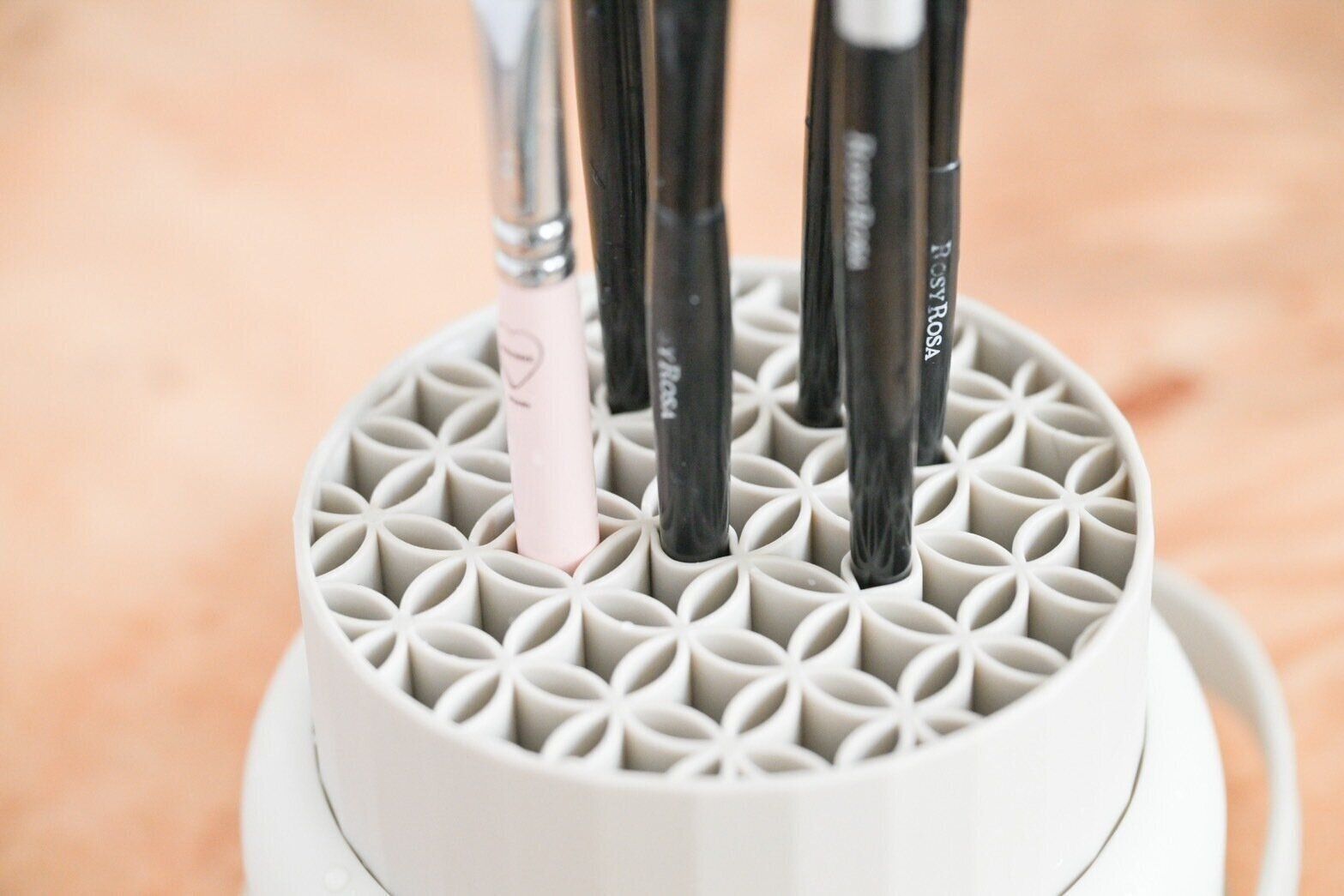 ブラシを刺したメイクブラシクリーナー