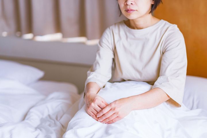中年女性はベッドの上で早起き