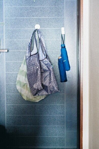 エコバッグは扉の内側に引っ掛けた。