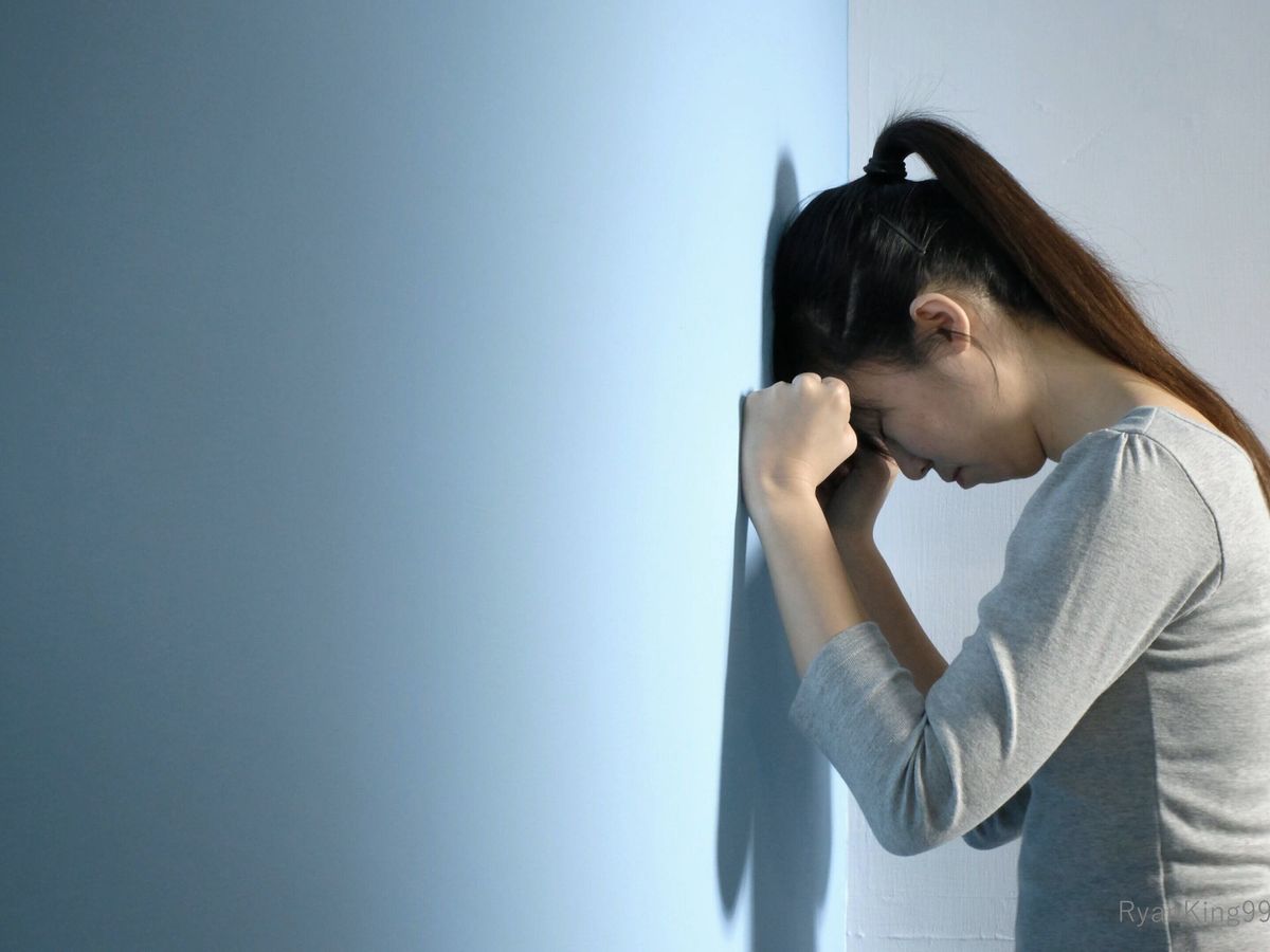 落ち込んでいる女性