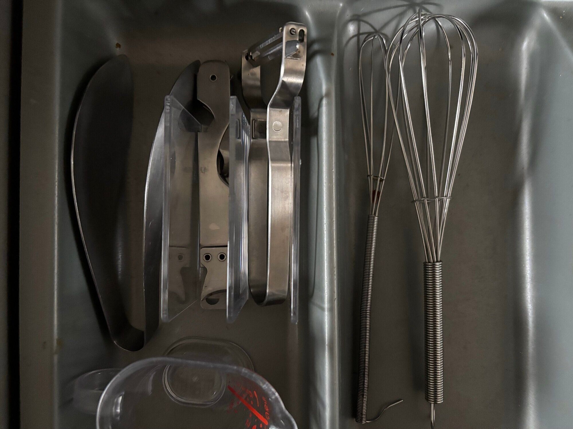 【セリア】ケーブル、タブレットなど置き場所に困るアイテムを一発解決！2種類の「仕切りスタンド」でごちゃつきがちなポイントのスッキリが叶う