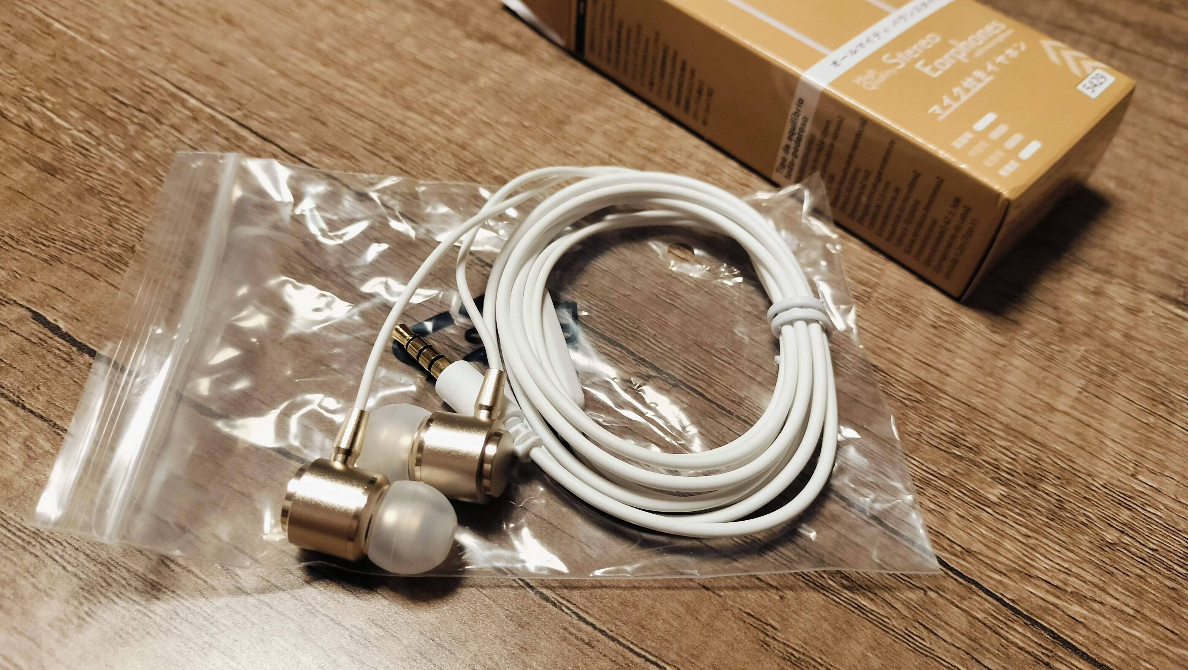 ゴールドのイヤホン