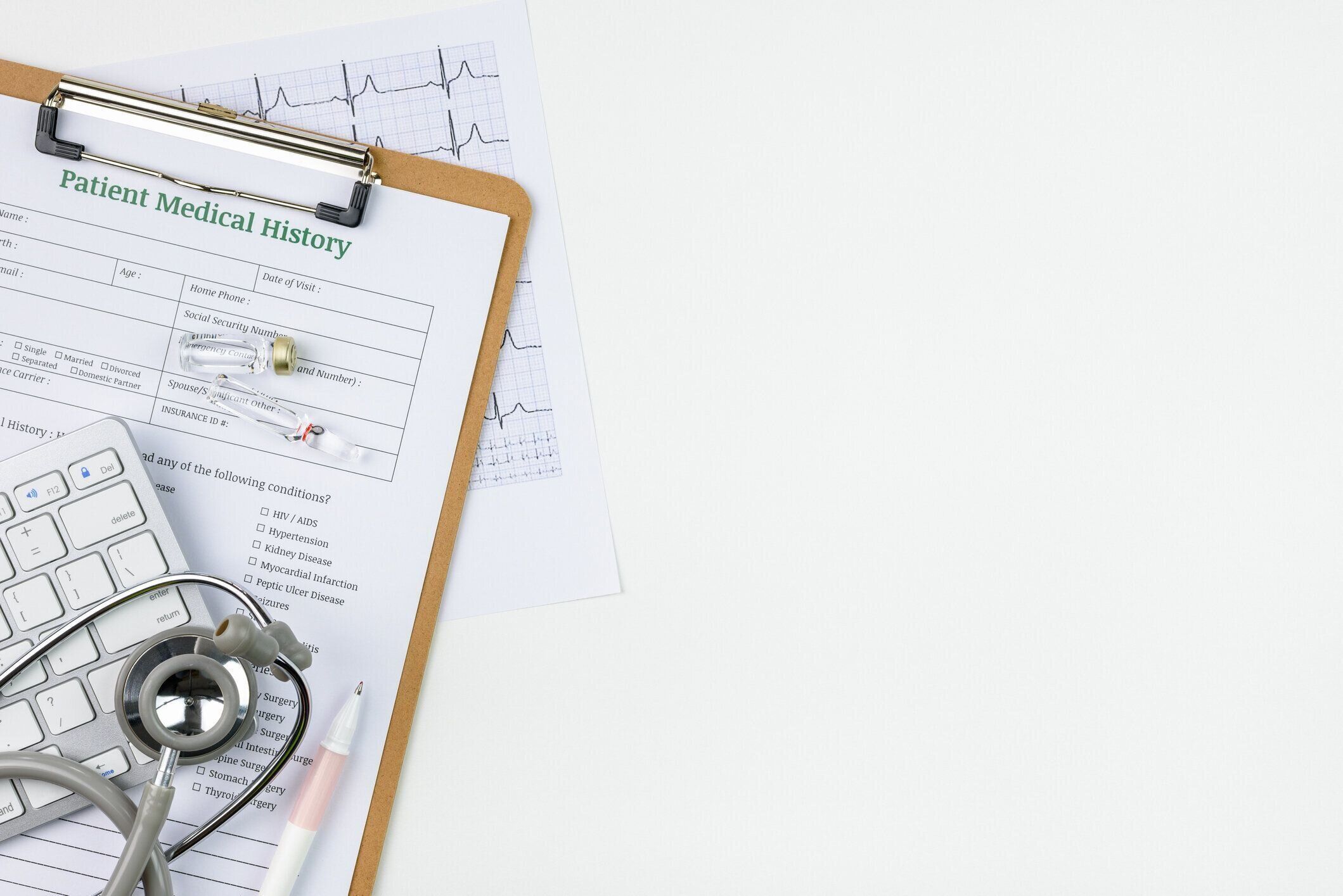 上面または上図、医師の平らな敷設、病院内の専門医の作業テーブル、患者の病歴フォームを備えた臨床事務所、キーボード、心拍数グラフ、聴診器、ワクチンバイアル、ペン