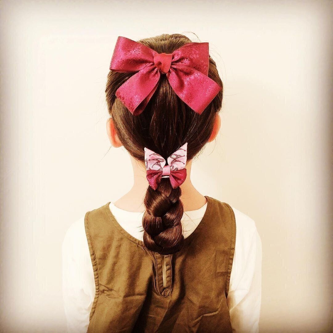 小学生女子も納得のキュートなヘアスタイル。かわいい！大きめリボンで「大正ロマン」風