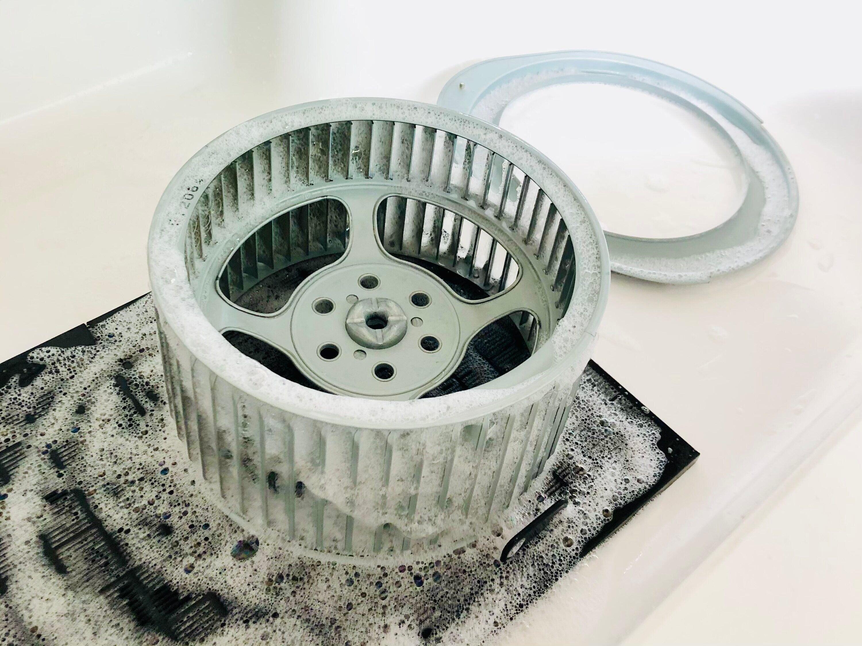 全体に洗剤をふきかけた換気扇の部品