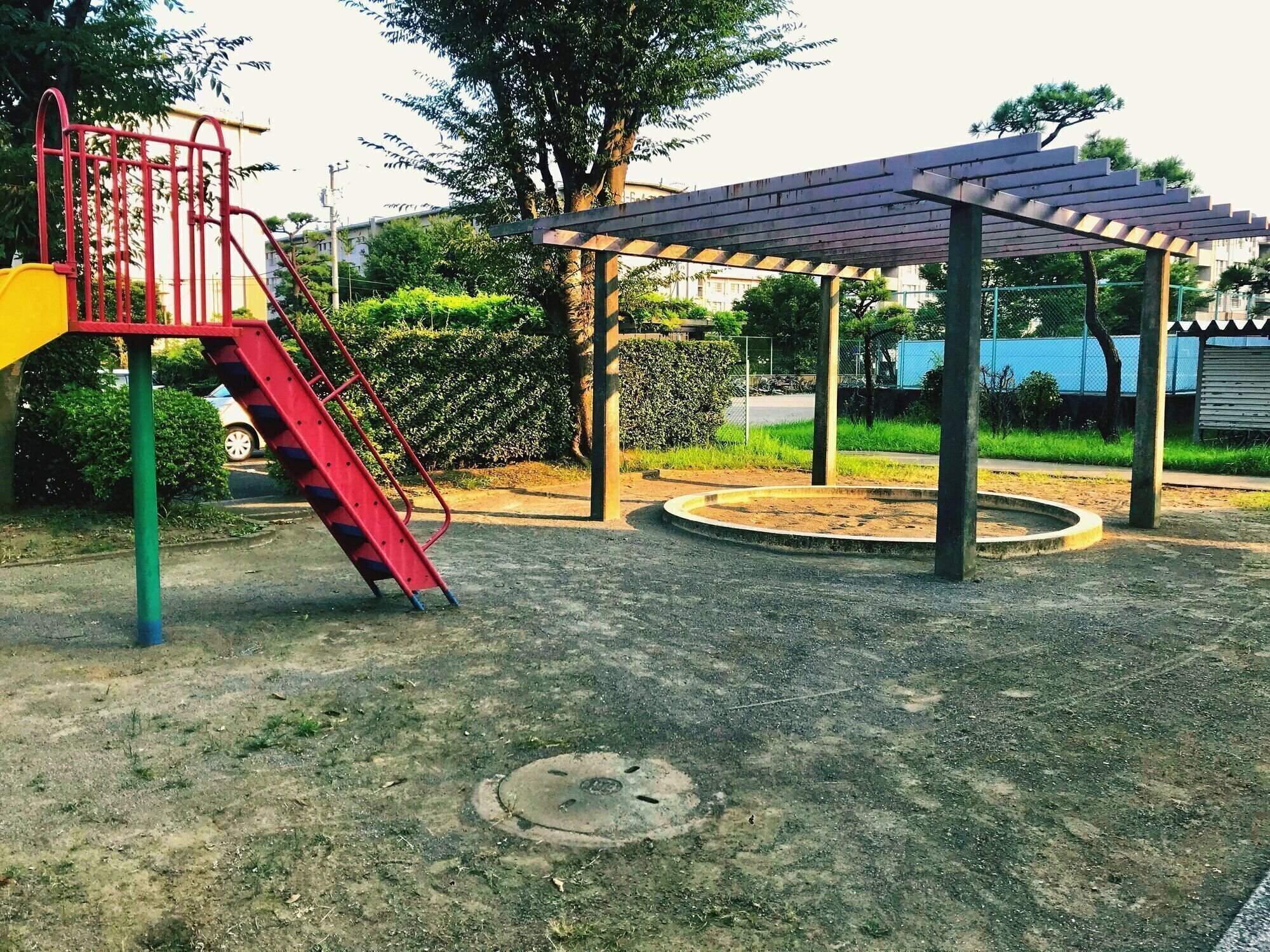 町の遊び場の風景。