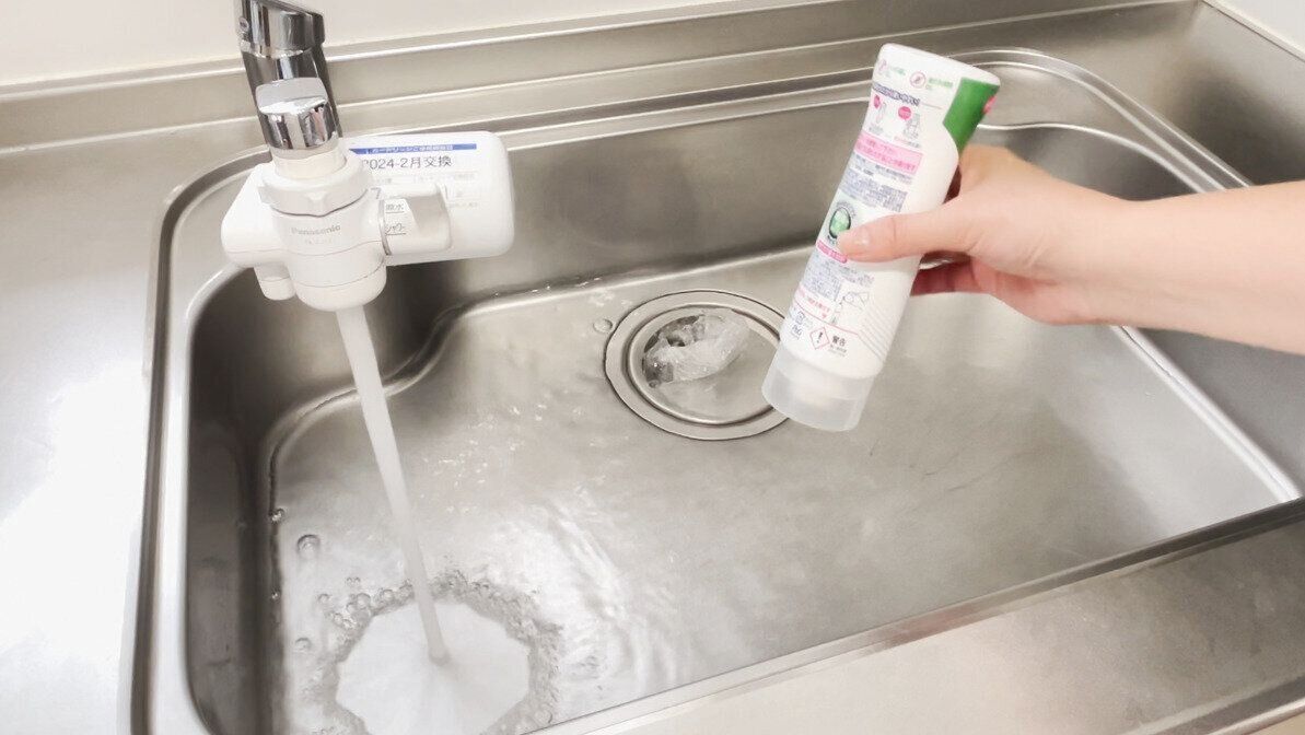 食器用洗剤をひと回し入れる