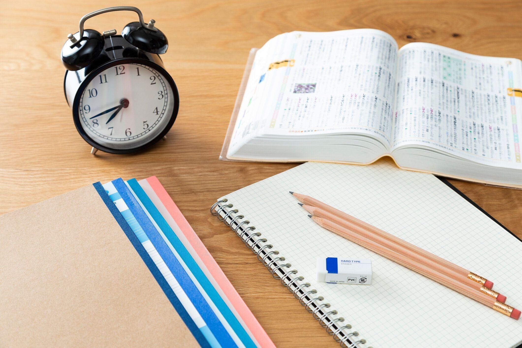 テーブルの上に開いたノート。