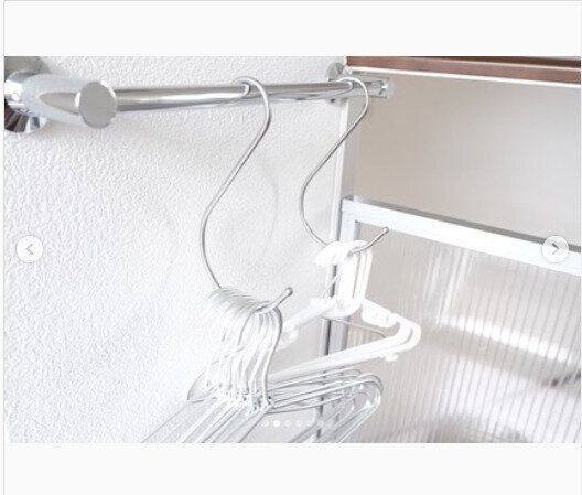 大きめサイズのS字フックはストレスフリーなハンガー収納に変身