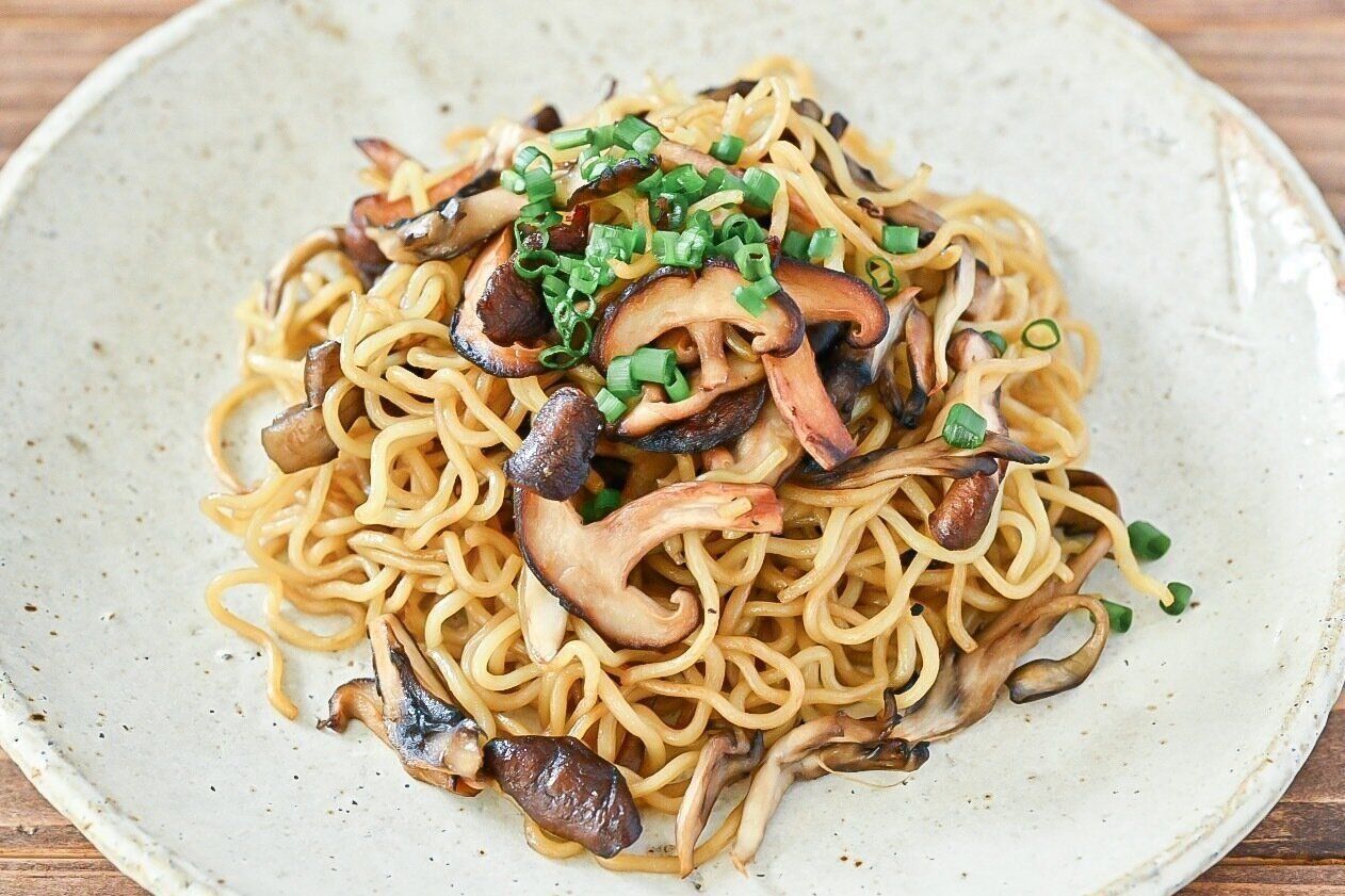皿に盛られたきのこの焼きそば