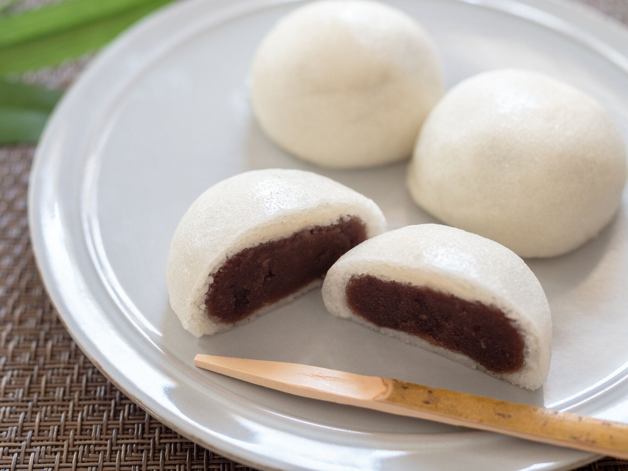 酒まんじゅう(赤豆ペーストと酒材を詰めた蒸しパンを生地に使用)