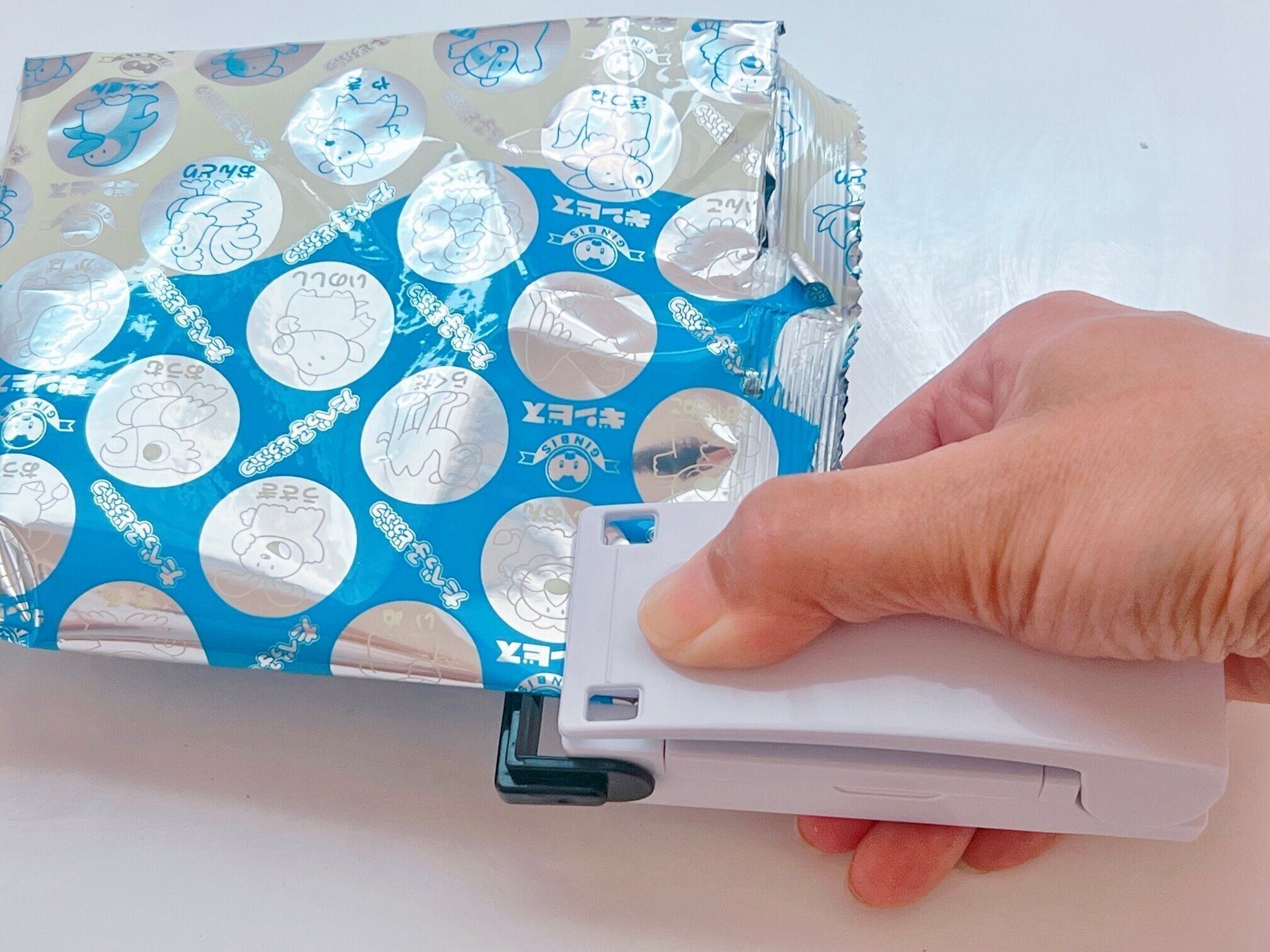 お菓子が湿気てしまうこともなくなる ダイソーのイージーシーラーがとても便利 サンキュ