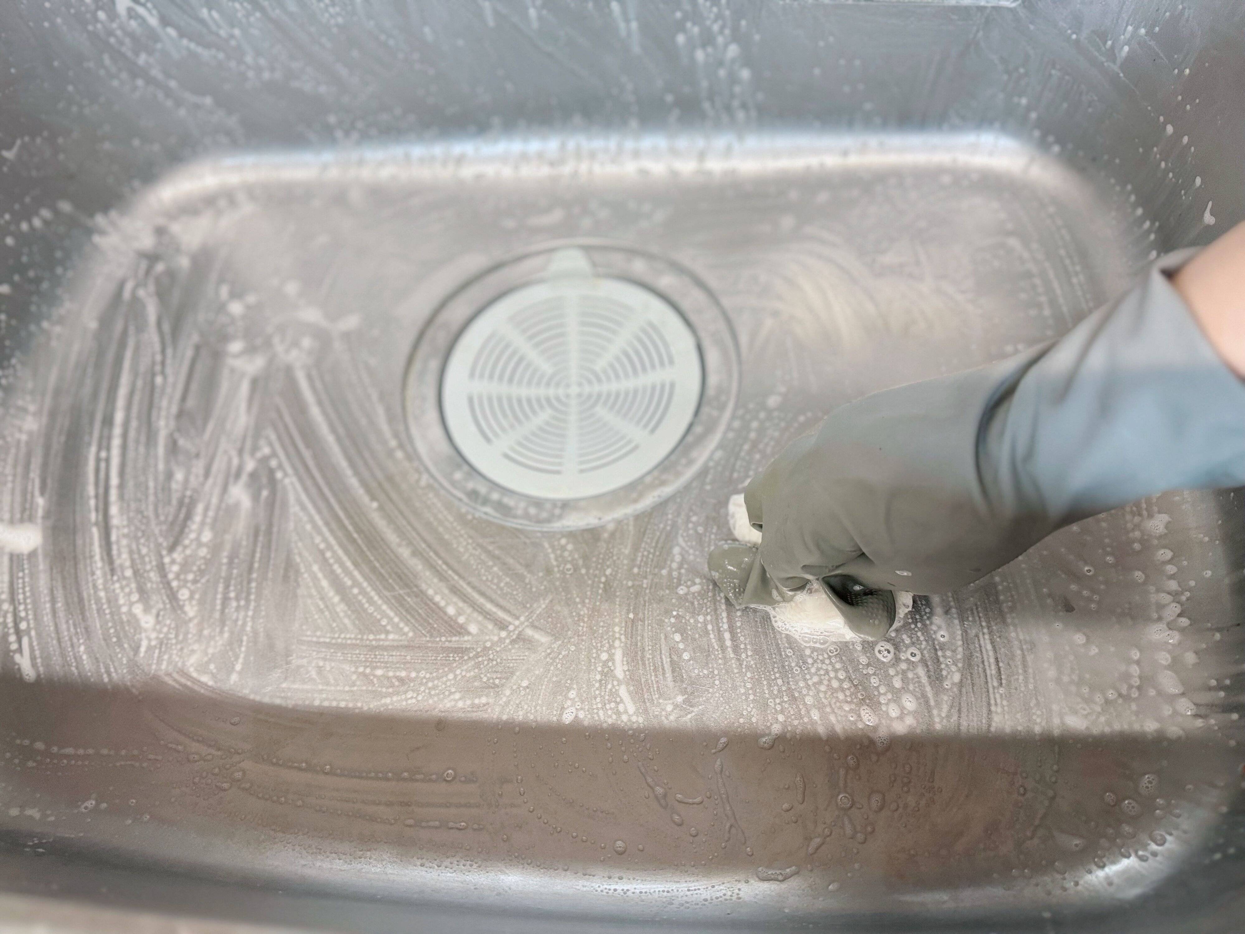 3．「研磨剤入りのタワシ」でゴシゴシこすること