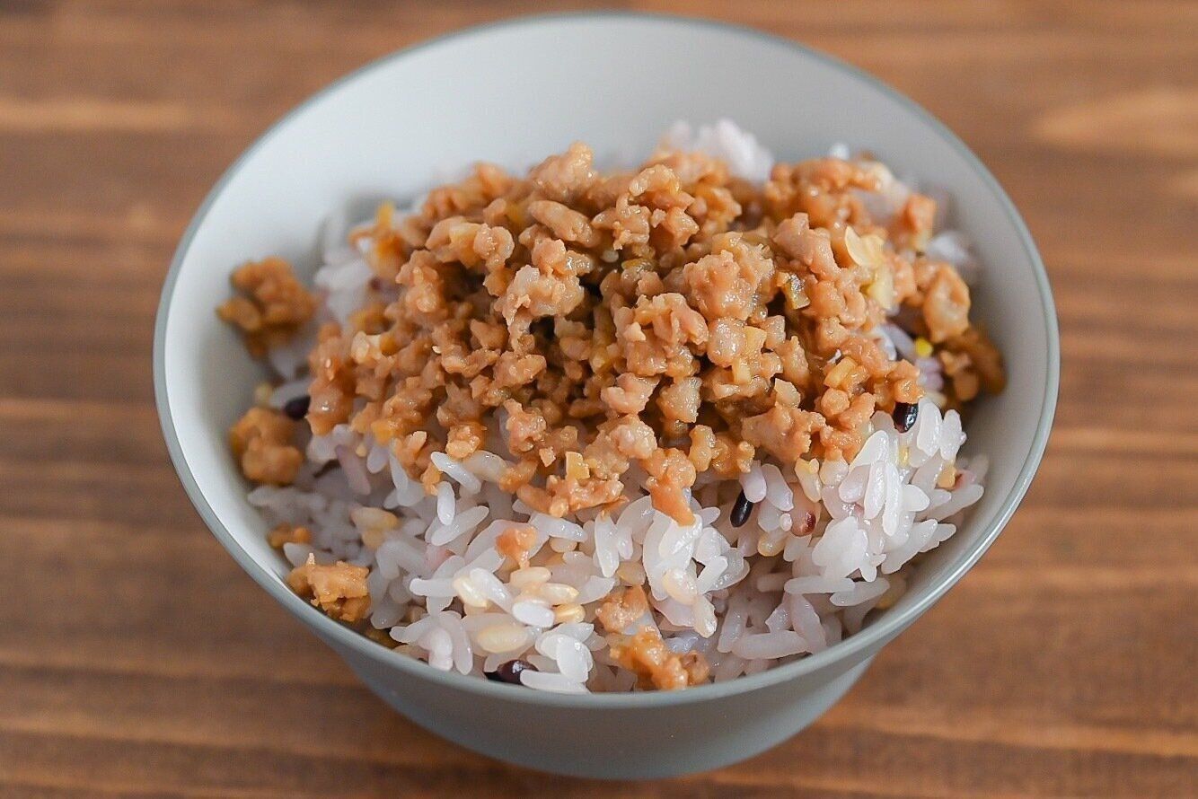 ごはんの上に盛られたそぼろろ