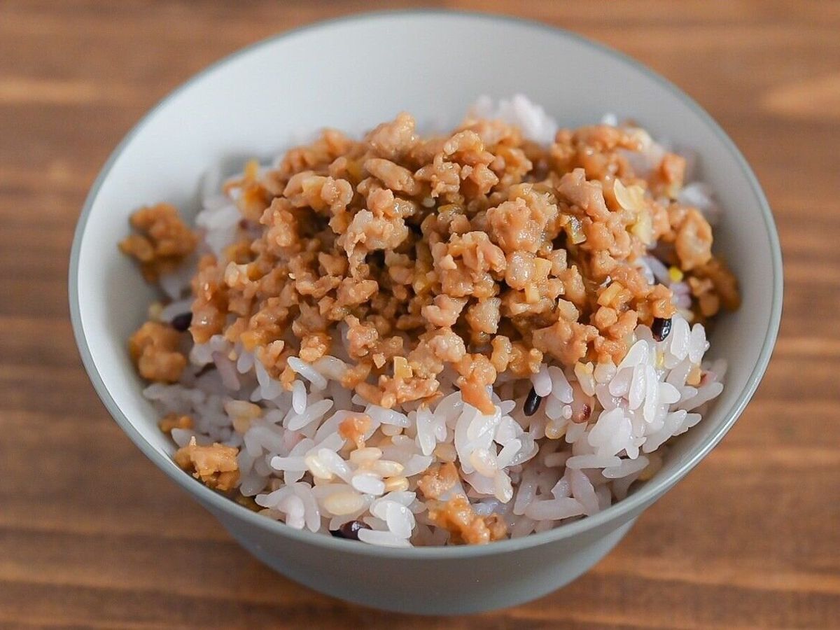 ごはんの上に盛られたそぼろろ