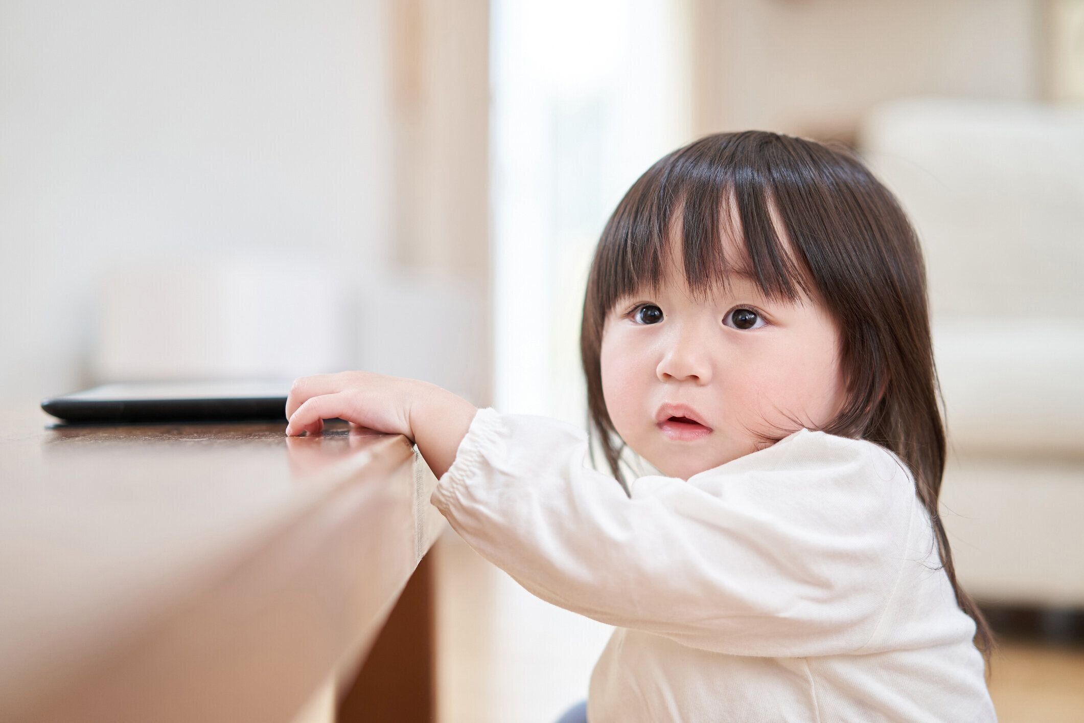 不安な表情で遠く見えるアジアの幼児