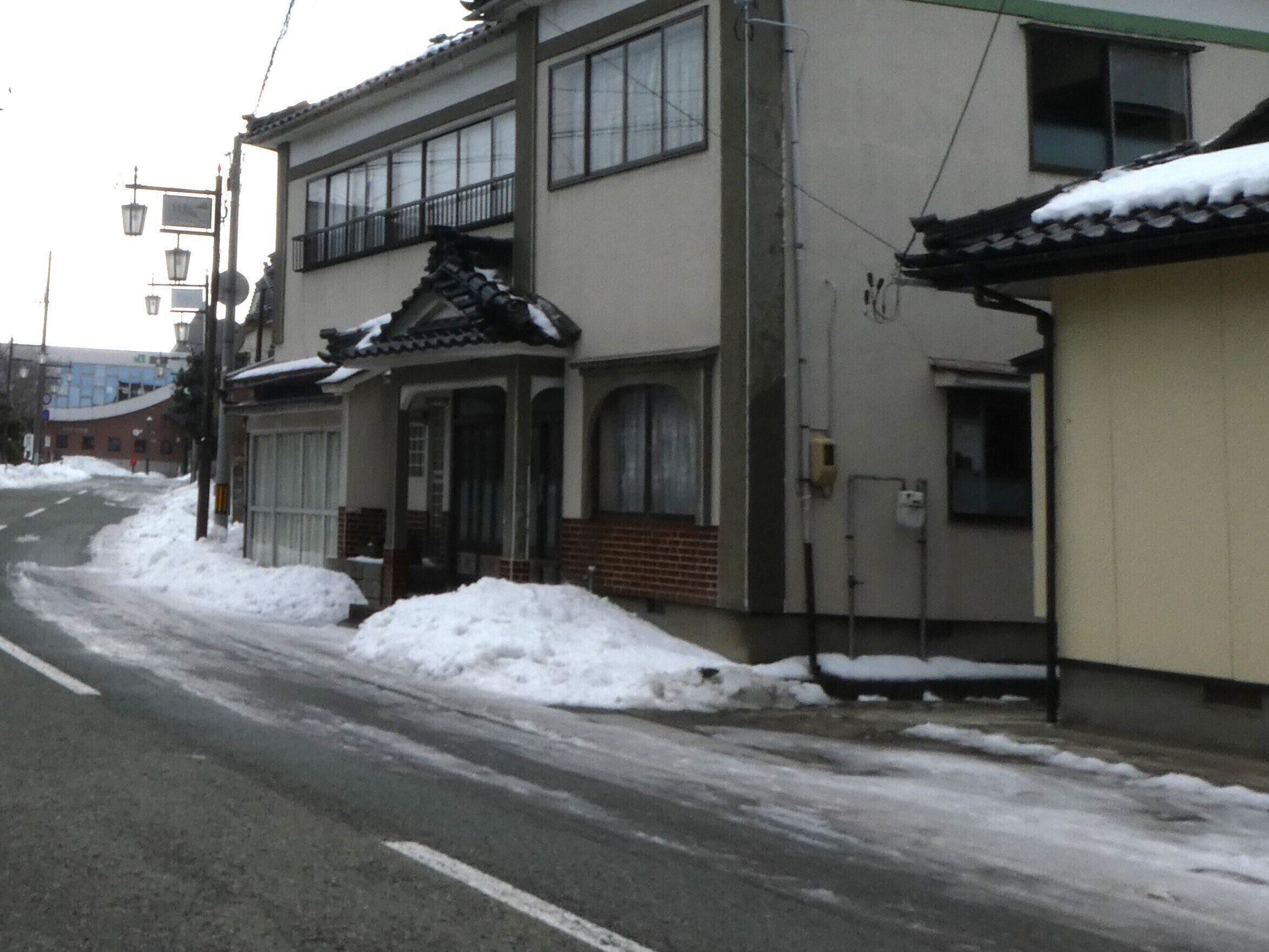 道路脇に残った雪