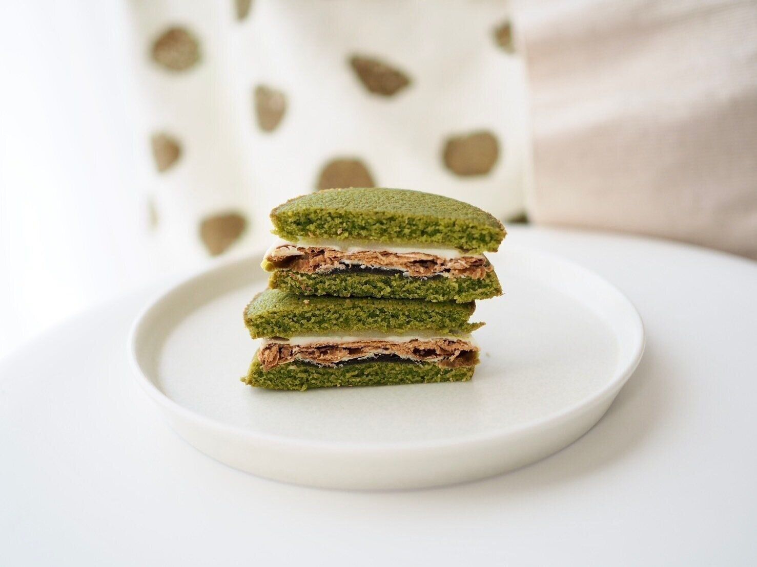 シャトレーゼ「なんばんショコラサンド 八女産抹茶」断面写真