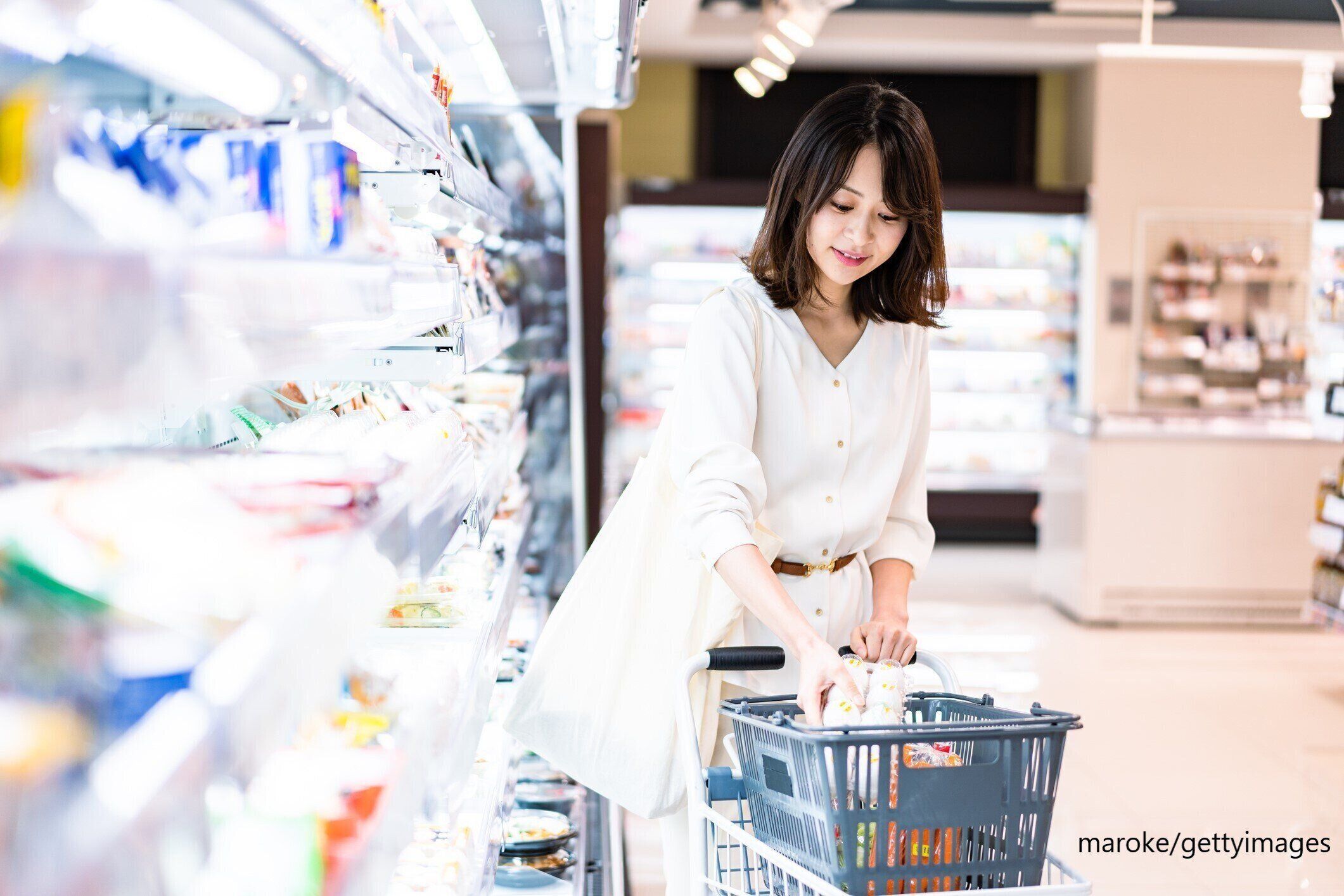 買い物する女性