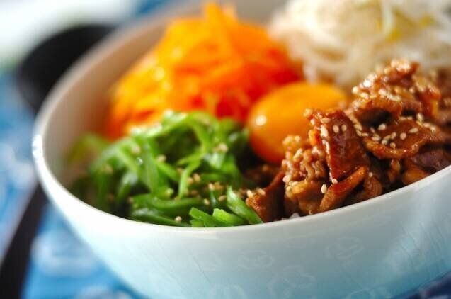  ごま油香る 牛肉とナムルのやみつき丼