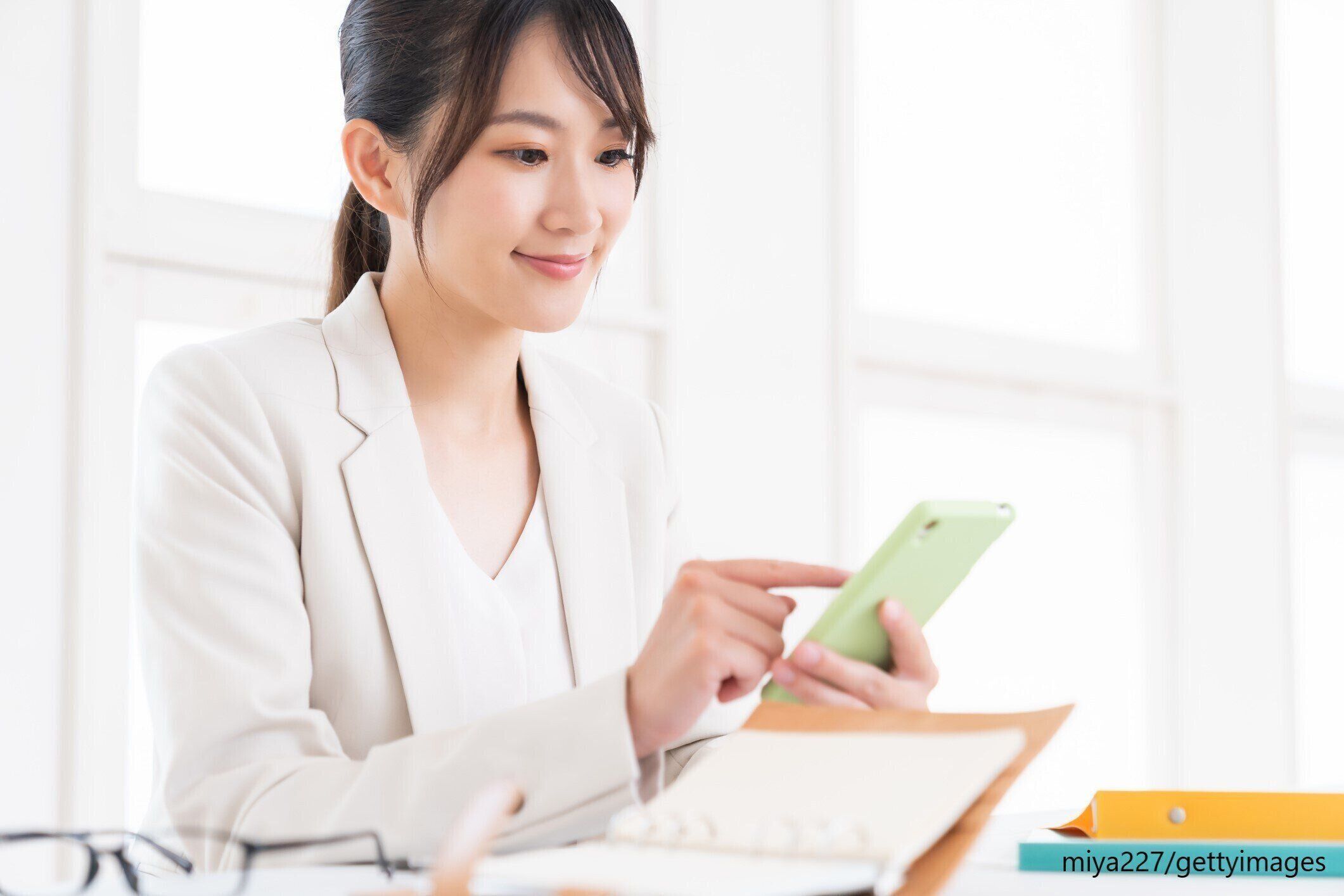 携帯で連絡する女性