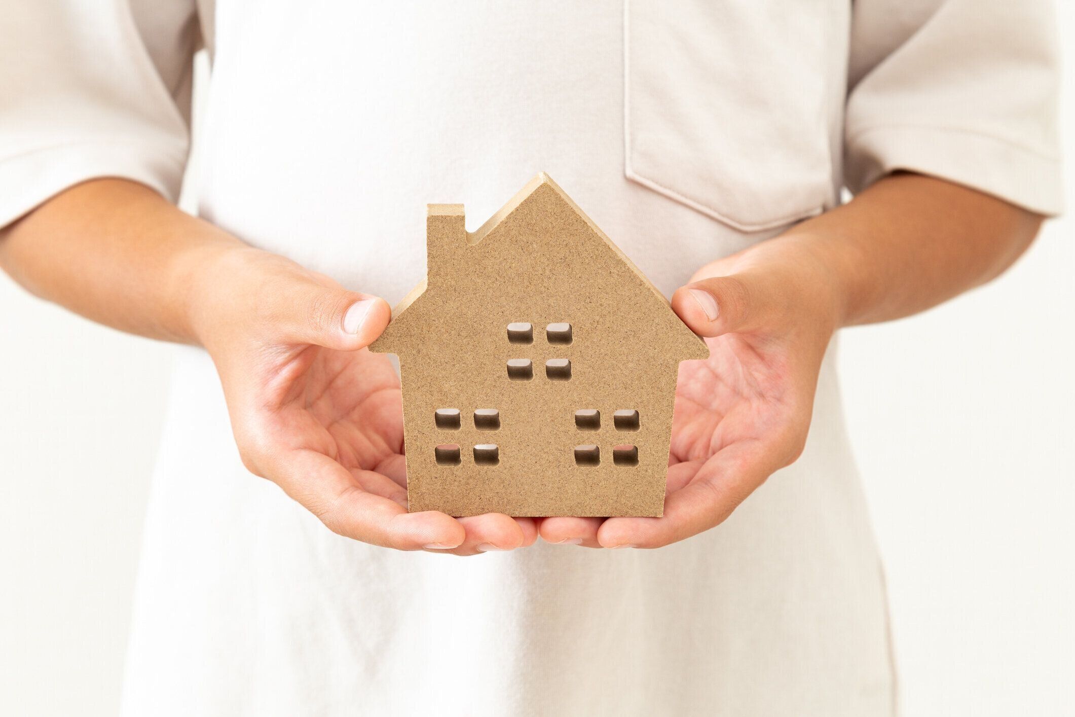 家財道具を握る子どもの手。