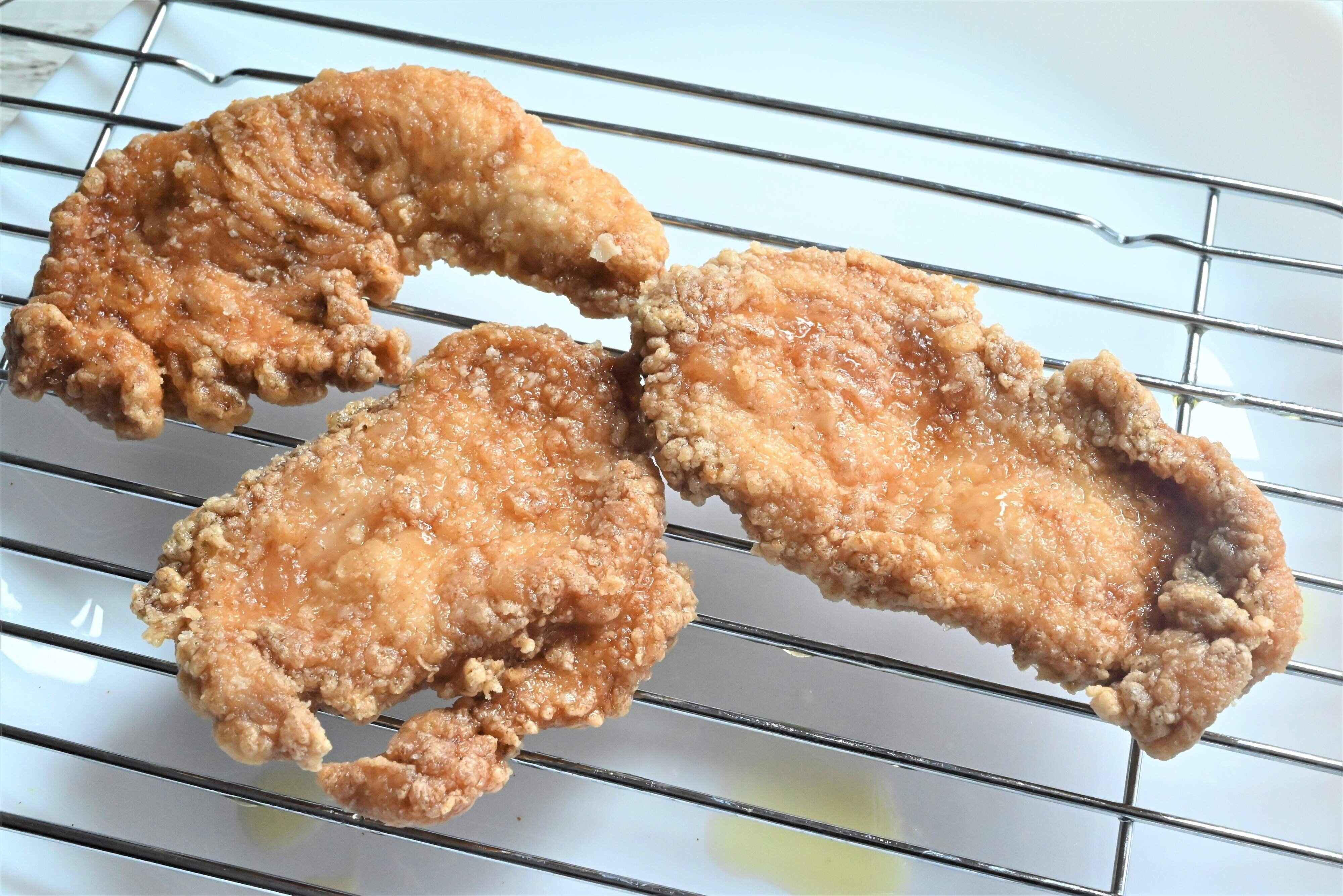 網の上にのった唐揚げ