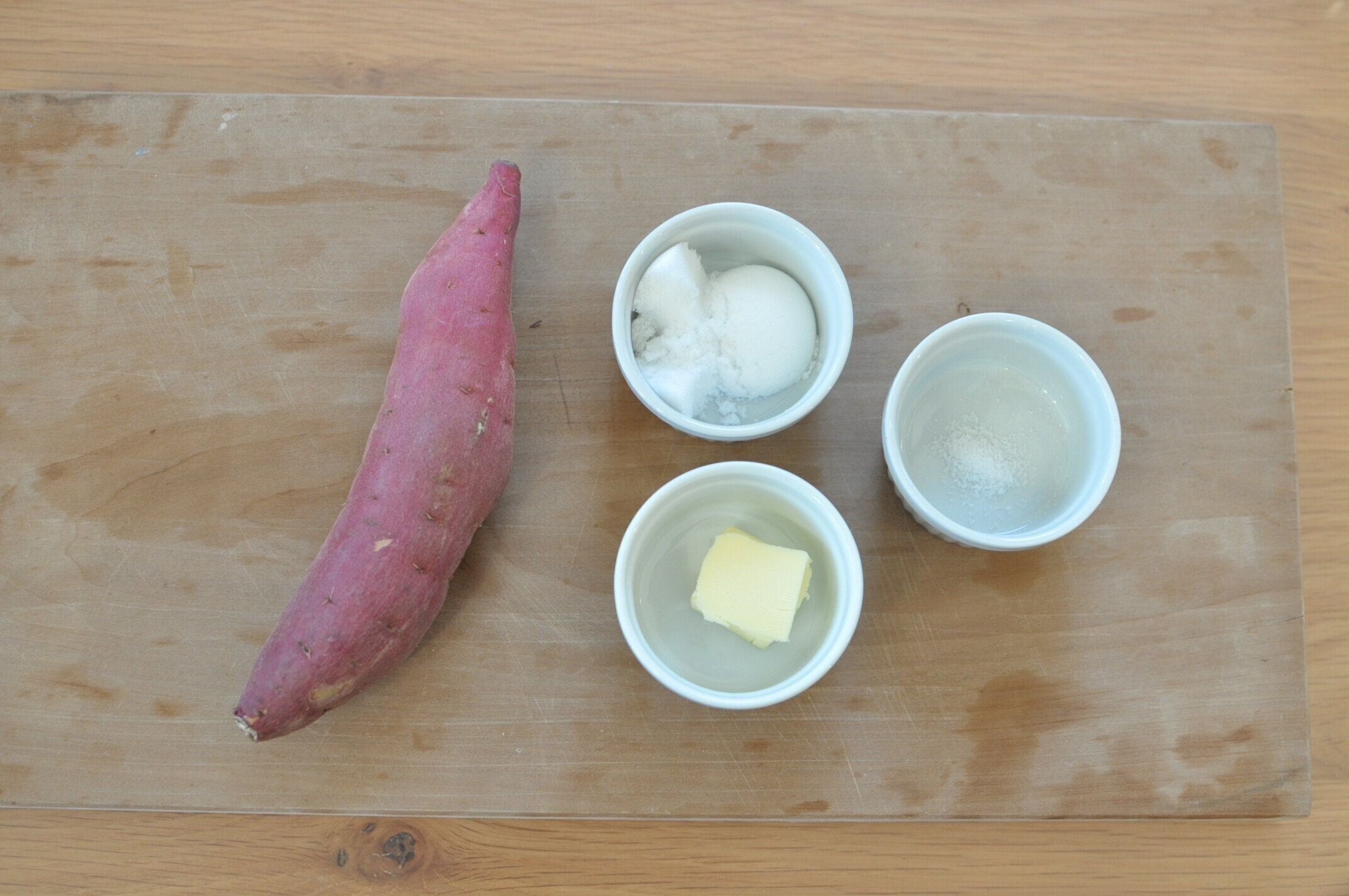 さつまいもの塩バターキャラメルの材料を並べた様子