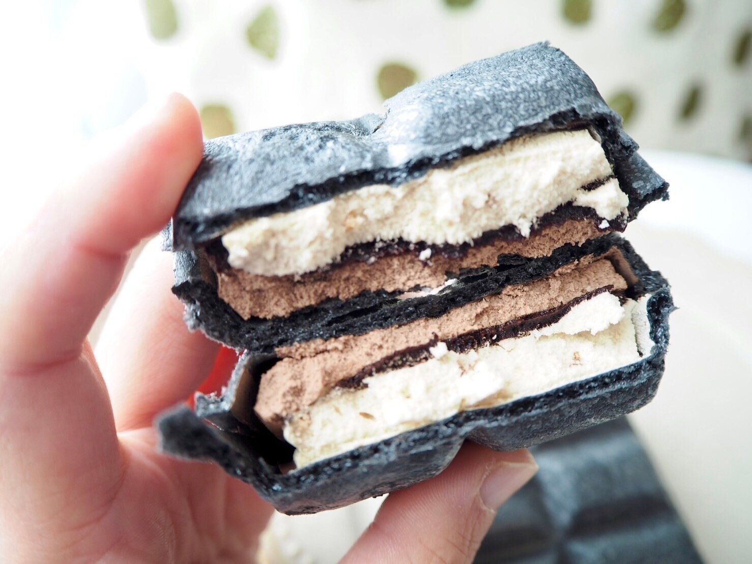 シャトレーゼ「DESSERTモナカ　ガトーオペラ」断面写真